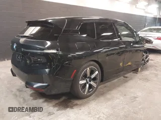 2025 BMW iX M60 z VIN WB533CF02SCS73399, wystawiony jako IAAI lot #41801132 z przebiegiem 3 766 mil mil oraz . Historia ofert i sprzedaży dostępna na DreamBid. Obrazek 4.