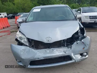 2014 Toyota Sienna XLE z VIN 5TDYK3DC6ES488569, wystawiony jako IAAI lot #42171540 z przebiegiem 97 416 mil mil oraz . Historia ofert i sprzedaży dostępna na DreamBid. Obrazek 13.