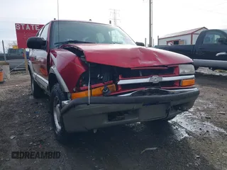 2000 Chevrolet Blazer LT z VIN 1GNDT13W2Y2163805, wystawiony jako IAAI lot #41537780 z przebiegiem 170 527 mil mil oraz . Historia ofert i sprzedaży dostępna na DreamBid. Obrazek 6.