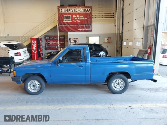 1985 Toyota Pickup z VIN JT4RN50RXF0083921, wystawiony jako IAAI lot #42029838 z przebiegiem 249 994 mil mil oraz . Historia ofert i sprzedaży dostępna na DreamBid. Obrazek 14.