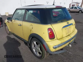 2003 MINI Hardtop z VIN WMWRC33463TE18371, wystawiony jako IAAI lot #41388681 z przebiegiem 155 077 mil mil oraz . Historia ofert i sprzedaży dostępna na DreamBid. Obrazek 3.