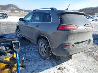 2018 Jeep Cherokee Latitude z VIN 1C4PJMCX2JD570426, wystawiony jako IAAI lot #41394183 z przebiegiem 182 419 mil mil oraz . Historia ofert i sprzedaży dostępna na DreamBid. Obrazek 3.