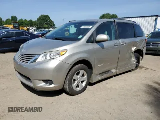 2017 Toyota Sienna LE Auto Access Seat z VIN 5TDKZ3DC7HS877484, wystawiony jako Copart lot #64692995 z przebiegiem 54 198 mil mil oraz Szkoda całkowita • Salvage title. Historia ofert i sprzedaży dostępna na DreamBid. Obrazek 1.