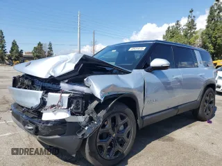 2025 Rivian R1S Adventure z VIN 7PDSGBBA2SN052590, wystawiony jako Copart lot #48431075 z przebiegiem 11 065 mil mil oraz Szkody całkowita. Historia ofert i sprzedaży dostępna na DreamBid. Obrazek 1.