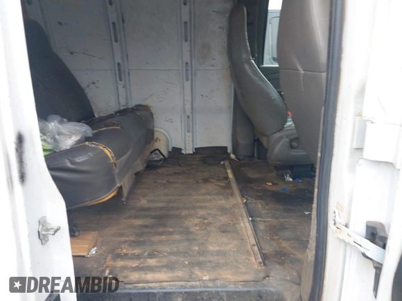 2007 Chevrolet City Express Cargo z VIN 1GCFG15ZX71236419, wystawiony jako IAAI lot #40734333 z przebiegiem 234 948 mil mil oraz . Historia ofert i sprzedaży dostępna na DreamBid. Obrazek 8.
