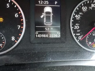 2015 Volkswagen Tiguan S z VIN WVGAV7AX6FW567468, wystawiony jako IAAI lot #42330317 z przebiegiem 143 984 mil mil oraz . Historia ofert i sprzedaży dostępna na DreamBid. Obrazek 7.