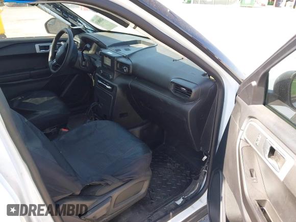 2020 Ford Police Interceptor Utility z VIN 1FM5K8AB0LGD09716, wystawiony jako IAAI lot #42054545 z przebiegiem 106 253 mil mil oraz . Historia ofert i sprzedaży dostępna na DreamBid. Obrazek 5.