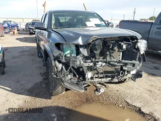 2023 Toyota Tacoma SR5 z VIN 3TMAZ5CN2PM202411, wystawiony jako IAAI lot #41365985 z przebiegiem 27 465 mil mil oraz . Historia ofert i sprzedaży dostępna na DreamBid. Obrazek 1.