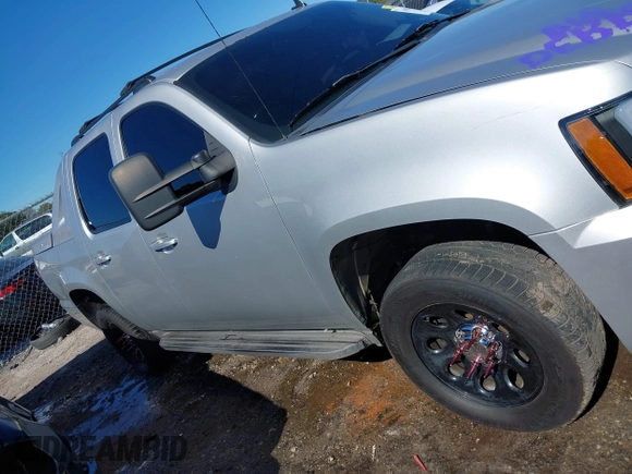 2011 Chevrolet Avalanche LS with VIN 3GNMCEE01BG393771, listed as a IAAI auction lot 41612025 with 199,994 mi miles. Bid and sale history available at carsss.com. Image 13.