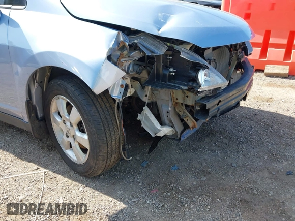 2009 Nissan Versa S z VIN 3N1BC13E29L404742, wystawiony jako IAAI lot #42394095 z przebiegiem 183 334 mil mil oraz . Historia ofert i sprzedaży dostępna na DreamBid. Obrazek 13.