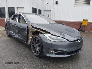 2020 Tesla Model S Long Range z VIN 5YJSA1E20LF356055, wystawiony jako IAAI lot #42340396 z przebiegiem 56 700 mil mil oraz . Historia ofert i sprzedaży dostępna na DreamBid. Obrazek 1.