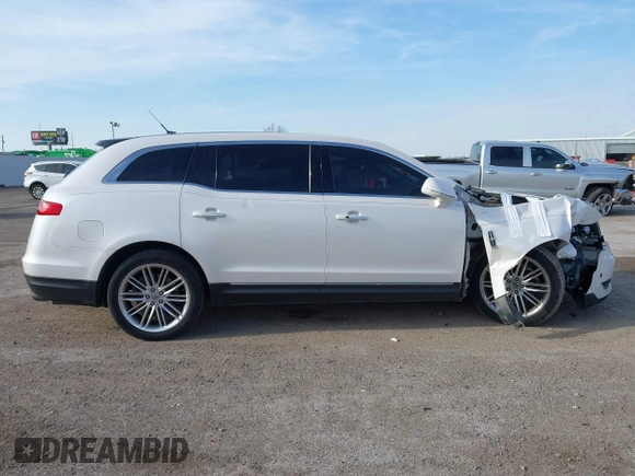 2014 Lincoln MKT EcoBoost z VIN 2LMHJ5AT2EBL57269, wystawiony jako IAAI lot #41440818 z przebiegiem 135 896 mil mil oraz . Historia ofert i sprzedaży dostępna na DreamBid. Obrazek 13.