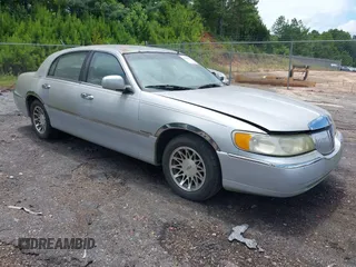 2000 Lincoln Town Car Signature с VIN 1LNHM82W9YY936280, выставлен на аукционе IAAI как лот 42685125 с пробегом 397 538 миль миль и . История ставок и продаж доступна на DreamBid. Изображение 1.