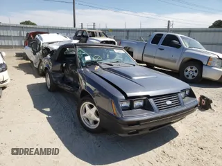 1984 Ford Mustang z VIN 1FABP27W7EF225018, wystawiony jako Copart lot #48488031 z przebiegiem 49 673 mil mil oraz Szkoda całkowita • Salvage title. Historia ofert i sprzedaży dostępna na DreamBid. Obrazek 1.
