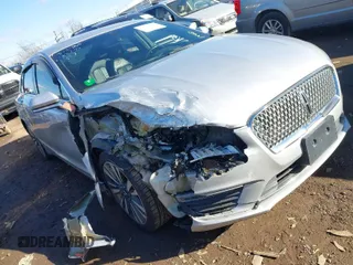 2017 Lincoln MKZ Select z VIN 3LN6L5D90HR605098, wystawiony jako IAAI lot #41737688 z przebiegiem 65 397 mil mil oraz . Historia ofert i sprzedaży dostępna na DreamBid. Obrazek 1.