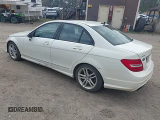 2012 Mercedes-Benz C 300 Sport z VIN WDDGF8BB1CR197311, wystawiony jako IAAI lot #42130814 z przebiegiem 93 335 mil mil oraz . Historia ofert i sprzedaży dostępna na DreamBid. Obrazek 3.