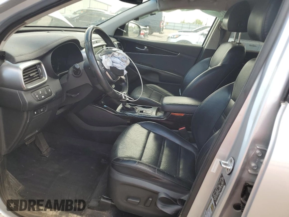 2019 Kia Sorento EX z VIN 5XYPHDA56KG528227, wystawiony jako Copart lot #56522575 z przebiegiem 101 507 mil mil oraz Czysty tytuł • Clean title. Historia ofert i sprzedaży dostępna na DreamBid. Obrazek 7.