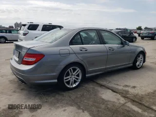 2013 Mercedes-Benz C 300 Sport z VIN WDDGF8AB9DR301692, wystawiony jako Copart lot #54919645 z przebiegiem 58 482 mil mil oraz Szkoda całkowita • Salvage title. Historia ofert i sprzedaży dostępna na DreamBid. Obrazek 3.