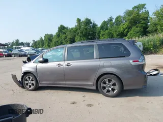 2019 Toyota Sienna SE z VIN 5TDEZ3DC9KS215829, wystawiony jako IAAI lot #42436801 z przebiegiem 126 585 mil mil oraz . Historia ofert i sprzedaży dostępna na DreamBid. Obrazek 14.