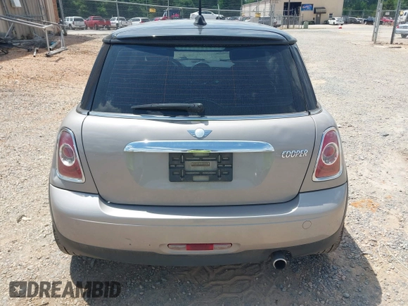 2012 MINI Hardtop z VIN WMWSU3C55CT369622, wystawiony jako IAAI lot #42458180 z przebiegiem 141 444 mil mil oraz . Historia ofert i sprzedaży dostępna na DreamBid. Obrazek 16.