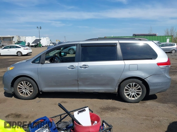 2011 Toyota Sienna XLE AAS с VIN 5TDYK3DC1BS142229, выставлен на аукционе IAAI как лот 42076380 с пробегом 132 768 миль миль и . История ставок и продаж доступна на DreamBid. Изображение 14.