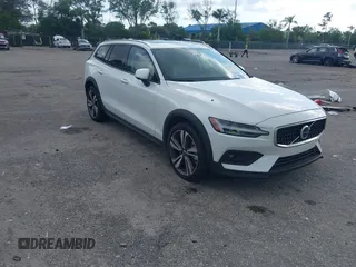 2025 Volvo V60 Plus z VIN YV4L12WK0S2146501, wystawiony jako IAAI lot #42533778 z przebiegiem 4 058 mil mil oraz . Historia ofert i sprzedaży dostępna na DreamBid. Obrazek 1.
