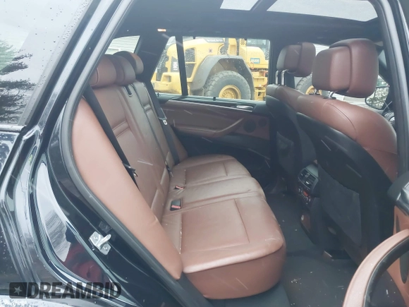 2013 BMW X5 xDrive50i z VIN 5UXZV8C55D0C15881, wystawiony jako IAAI lot #41695992 z przebiegiem 173 391 mil mil oraz . Historia ofert i sprzedaży dostępna na DreamBid. Obrazek 8.