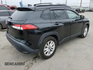 2022 Toyota Corolla Cross LE z VIN 7MUBAABG2NV007483, wystawiony jako Copart lot #55647665 z przebiegiem 43 699 mil mil oraz Szkody całkowita. Historia ofert i sprzedaży dostępna na DreamBid. Obrazek 3.