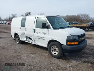2019 Chevrolet Express Cargo z VIN 1GCWGAFP5K1204368, wystawiony jako IAAI lot #41532048 z przebiegiem 121 630 mil mil oraz . Historia ofert i sprzedaży dostępna na DreamBid. Obrazek 1.