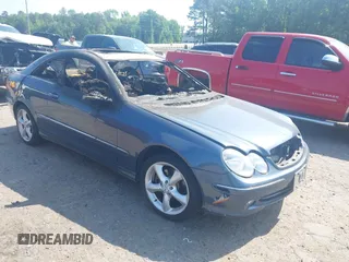 2005 Mercedes-Benz CLK 320 z VIN WDBTJ65J65F126977, wystawiony jako IAAI lot #42161292 z przebiegiem Nie podano mil oraz . Historia ofert i sprzedaży dostępna na DreamBid. Obrazek 1.
