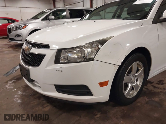 2014 Chevrolet Cruze 1LT z VIN 1G1PC5SB5E7390585, wystawiony jako IAAI lot #42567546 z przebiegiem 119 076 mil mil oraz . Historia ofert i sprzedaży dostępna na DreamBid. Obrazek 18.
