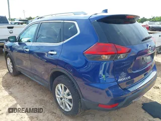 2017 Nissan Rogue SV z VIN 5N1AT2MV0HC841769, wystawiony jako IAAI lot #42295364 z przebiegiem 64 541 mil mil oraz . Historia ofert i sprzedaży dostępna na DreamBid. Obrazek 3.