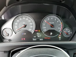 2016 BMW M3 z VIN WBS8M9C54G5E68129, wystawiony jako Copart lot #50089505 z przebiegiem 56 321 mil mil oraz Szkoda całkowita • Salvage title. Historia ofert i sprzedaży dostępna na DreamBid. Obrazek 9.