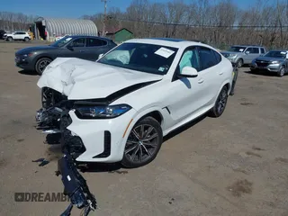 2025 BMW X6 xDrive40i z VIN 5UX33EX01S9Z04573, wystawiony jako IAAI lot #41835481 z przebiegiem 504 mil mil oraz . Historia ofert i sprzedaży dostępna na DreamBid. Obrazek 2.