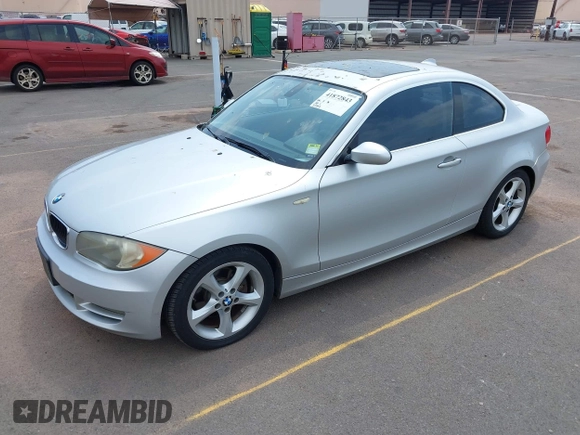 2009 BMW 1 Series 128i z VIN WBAUP73549VK75378, wystawiony jako IAAI lot #41872843 z przebiegiem 77 985 mil mil oraz . Historia ofert i sprzedaży dostępna na DreamBid. Obrazek 2.