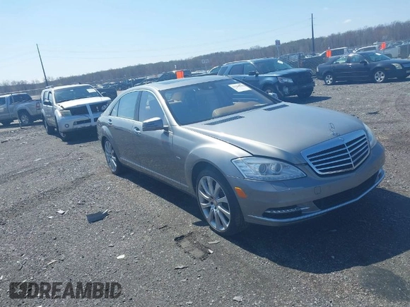 2012 Mercedes-Benz S 550 z VIN WDDNG9EB8CA477487, wystawiony jako IAAI lot #41936591 z przebiegiem 61 182 mil mil oraz . Historia ofert i sprzedaży dostępna na DreamBid. Obrazek 1.