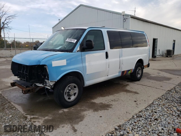 2013 Chevrolet Express Passenger 1LT z VIN 1GAZGYFG5D1190358, wystawiony jako Copart lot #75496574 z przebiegiem 114 340 mil mil oraz Szkoda całkowita • Salvage title. Historia ofert i sprzedaży dostępna na DreamBid. Obrazek 1.