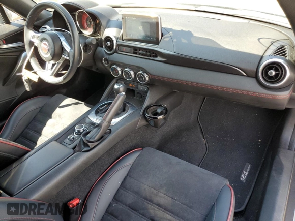2017 FIAT 124 Spider Lusso z VIN JC1NFAEKXH0114164, wystawiony jako Copart lot #62959405 z przebiegiem 11 879 mil mil oraz Szkoda całkowita • Salvage title. Historia ofert i sprzedaży dostępna na DreamBid. Obrazek 8.