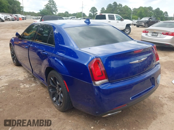 2019 Chrysler 300 S z VIN 2C3CCABG2KH697632, wystawiony jako IAAI lot #42205333 z przebiegiem 82 250 mil mil oraz . Historia ofert i sprzedaży dostępna na DreamBid. Obrazek 3.
