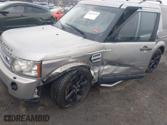2013 Land Rover LR4 HSE z VIN SALAG2D42DA673308, wystawiony jako IAAI lot #41673319 z przebiegiem 191 984 mil mil oraz . Historia ofert i sprzedaży dostępna na DreamBid. Obrazek 6.