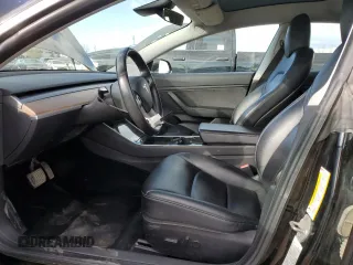 2019 Tesla Model 3 Mid Range z VIN 5YJ3E1EA7KF420025, wystawiony jako Copart lot #56149015 z przebiegiem 253 771 mil mil oraz Szkoda całkowita • Salvage title. Historia ofert i sprzedaży dostępna na DreamBid. Obrazek 7.
