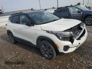 2022 Kia Seltos S z VIN KNDEUCAAXN7296906, wystawiony jako Copart lot #55474555 z przebiegiem 41 059 mil mil oraz Szkoda całkowita • Salvage title. Historia ofert i sprzedaży dostępna na DreamBid. Obrazek 4.