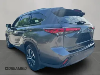 2022 Toyota Highlander Hybrid XLE z VIN 5TDGBRCH6NS545588, wystawiony jako Copart lot #57186835 z przebiegiem 202 158 mil mil oraz Tytuł czysty. Historia ofert i sprzedaży dostępna na DreamBid. Obrazek 3.