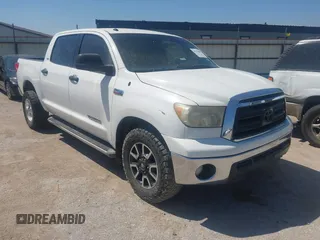 2011 Toyota Tundra z VIN 5TFEY5F18BX105276, wystawiony jako IAAI lot #41735082 z przebiegiem 221 992 mil mil oraz . Historia ofert i sprzedaży dostępna na DreamBid. Obrazek 1.