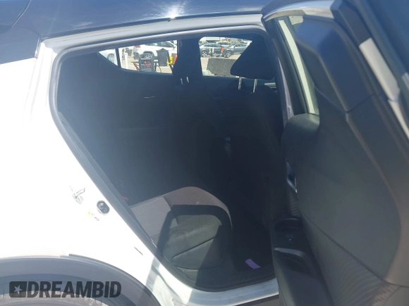 2019 Toyota C-HR XLE z VIN JTNKHMBX8K1061351, wystawiony jako IAAI lot #42053354 z przebiegiem 76 000 mil mil oraz . Historia ofert i sprzedaży dostępna na DreamBid. Obrazek 8.