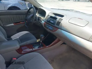 2002 Toyota Camry XLE z VIN 4T1BF32K42U035090, wystawiony jako IAAI lot #42250135 z przebiegiem 176 364 mil mil oraz . Historia ofert i sprzedaży dostępna na DreamBid. Obrazek 5.