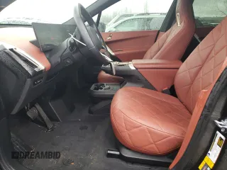 2022 BMW iX xDrive50 z VIN WB523CF05NCK44298, wystawiony jako Copart lot #45008714 z przebiegiem 14 562 mil mil oraz . Historia ofert i sprzedaży dostępna na DreamBid. Obrazek 7.