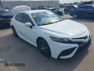2023 Toyota Camry SE z VIN 4T1G11AK0PU739255, wystawiony jako IAAI lot #42155747 z przebiegiem 52 694 mil mil oraz . Historia ofert i sprzedaży dostępna na DreamBid. Obrazek 1.