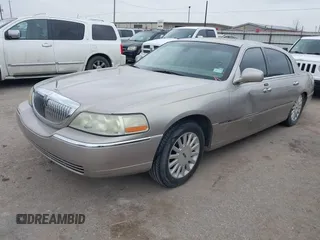 2003 Lincoln Town Car Signature z VIN 1LNHM82W83Y704682, wystawiony jako IAAI lot #41929310 z przebiegiem 242 995 mil mil oraz . Historia ofert i sprzedaży dostępna na DreamBid. Obrazek 2.
