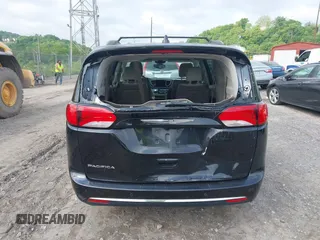 2017 Chrysler Pacifica Touring L z VIN 2C4RC1BG4HR534733, wystawiony jako IAAI lot #42286142 z przebiegiem 85 471 mil mil oraz . Historia ofert i sprzedaży dostępna na DreamBid. Obrazek 16.